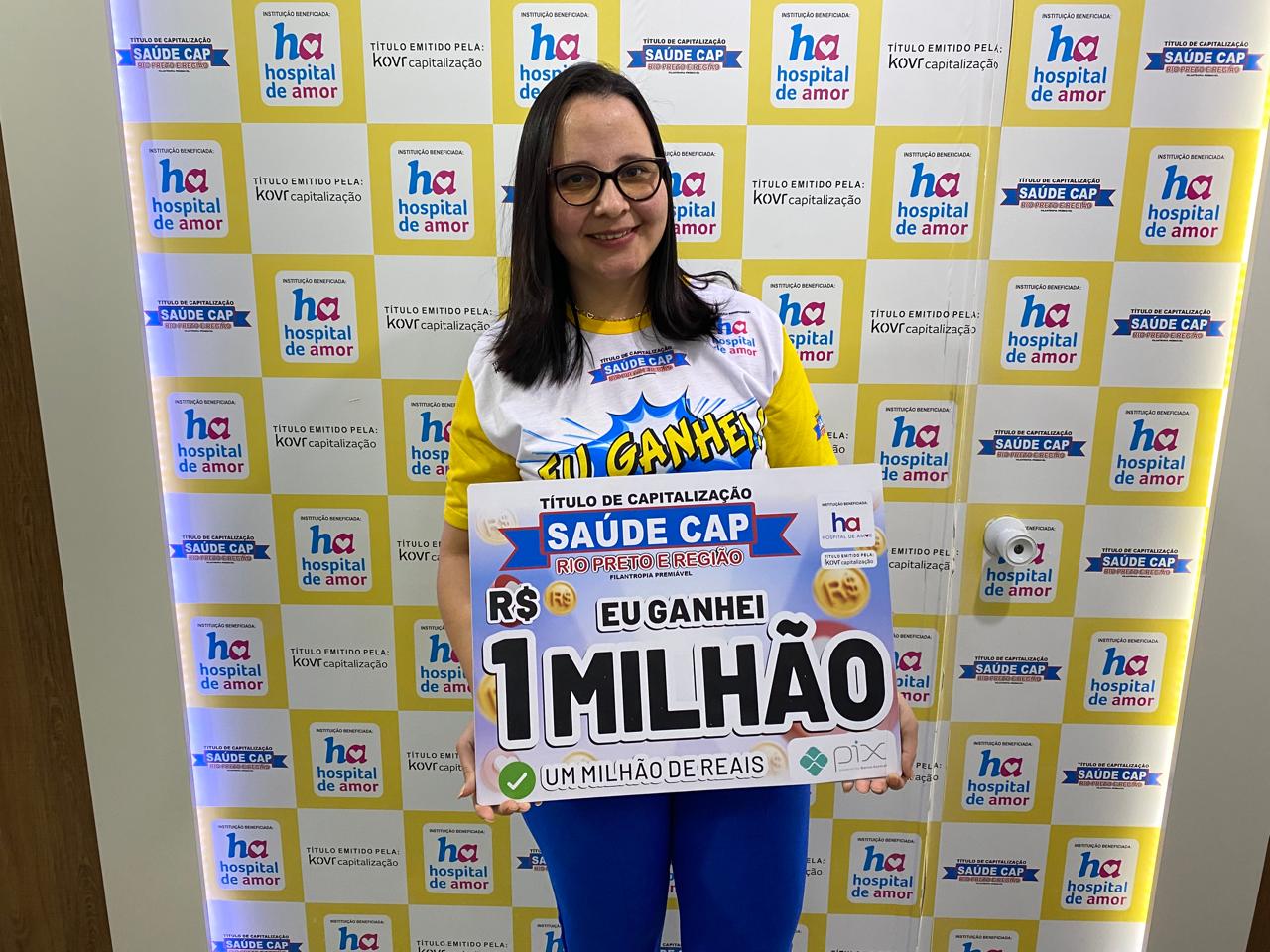 Secretária de General Salgado divide um milhão de reais e prêmio vai transformar sua vida 